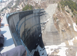 日本一の高さを誇る黒部ダムは迫力があります